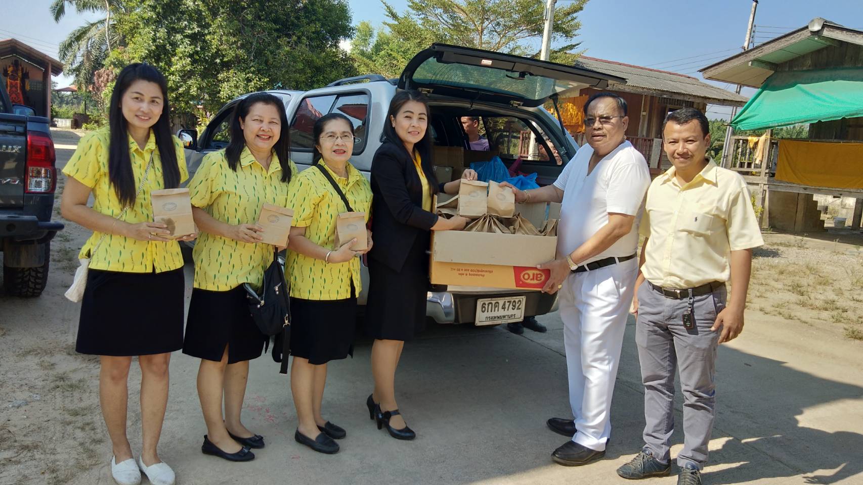 สำนักงานที่ดินจังหวัดสุราษฎร์ธานี พร้อมใจร่วมกันเตรียมอาหารว่าง-เครื่องดื่ม สำหรับข้าราชการ ทหาร ตำรวจ นักเรียน นักศึกษา และประชาชนทุกหมู่เหล่า ที่เข้าร่วมพิธีทำน้ำอภิเษก ณ วัดพระบรมธาตุไชยาราชวรวิหาร ในวันที่ 6 – 9 เมษายน 2562 จำนวน 3,000 ชิ้น